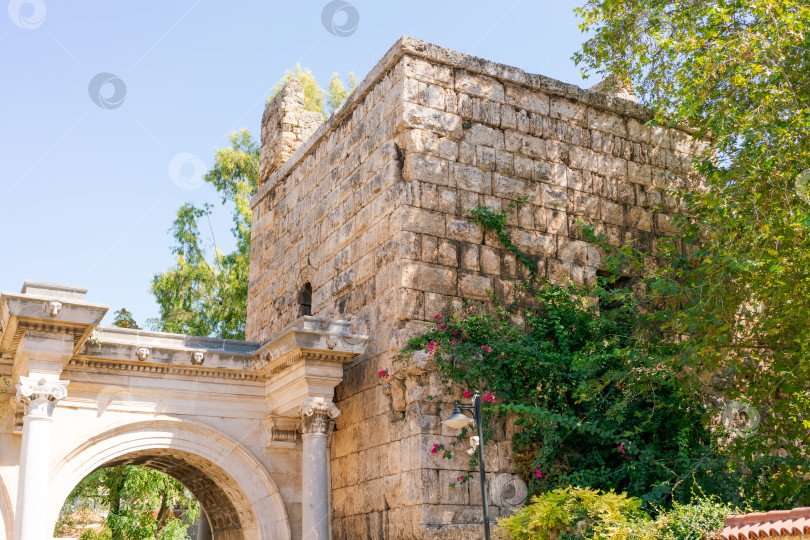 Скачать Каменное здание с белой аркой фотосток Ozero