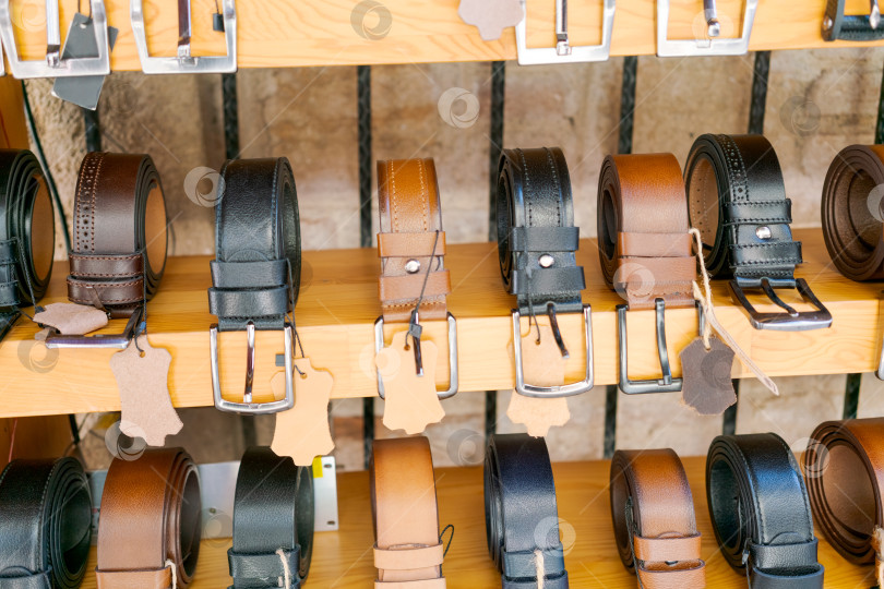 Скачать Ряд ремней на полке, некоторые из которых кожаные фотосток Ozero