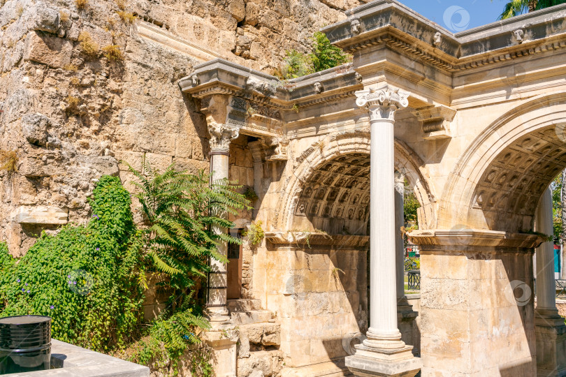 Скачать Каменная арка с колоннами и каменной стеной фотосток Ozero