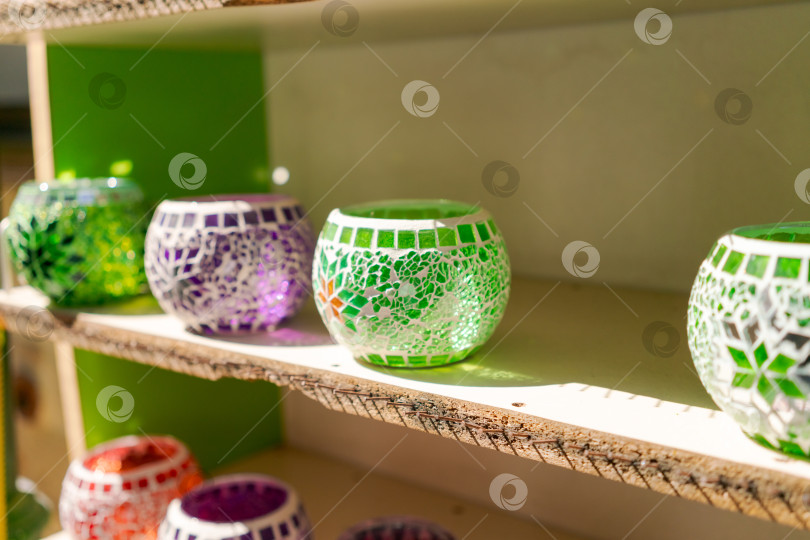 Скачать Полка с разнообразными цветными стеклянными вазами фотосток Ozero