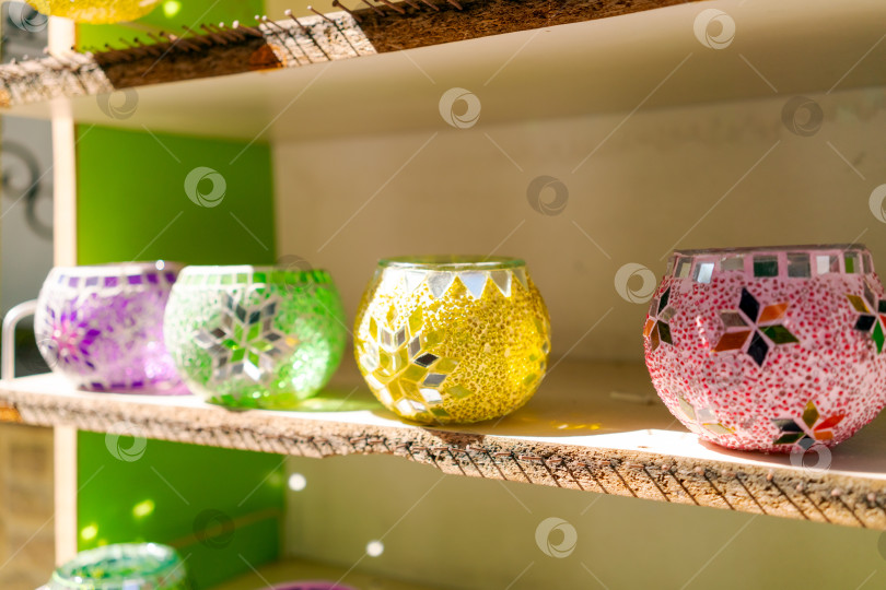 Скачать Полка с разнообразными цветными стеклянными вазами фотосток Ozero