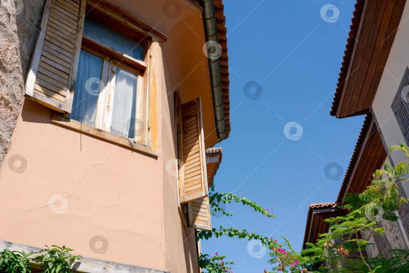 Скачать Здание с окном и крышей фотосток Ozero