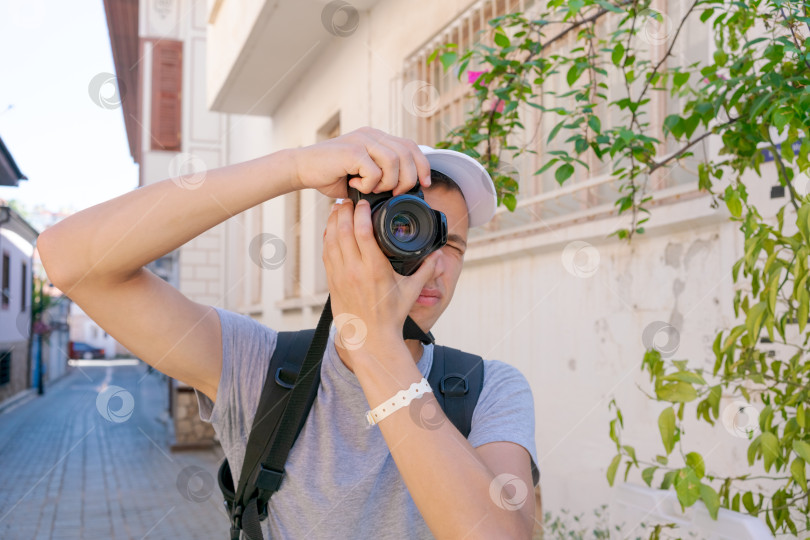 Скачать Мужчина делает снимок на фотоаппарат фотосток Ozero