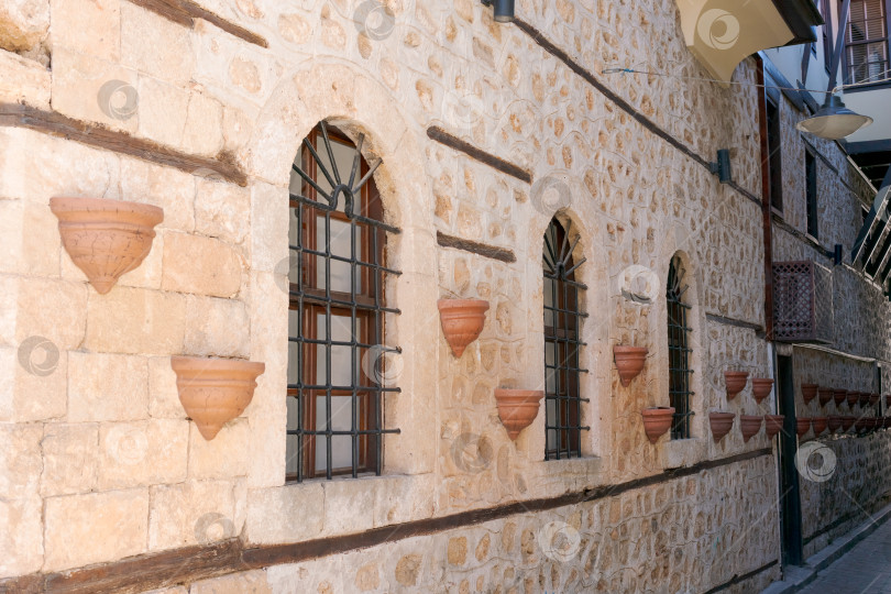 Скачать Кирпичная стена с четырьмя окнами и балконом фотосток Ozero