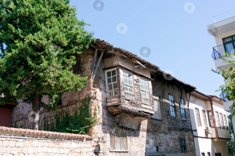Скачать Здание с балконом и деревом перед ним фотосток Ozero
