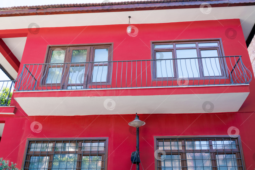 Скачать Красное здание с балконом фотосток Ozero