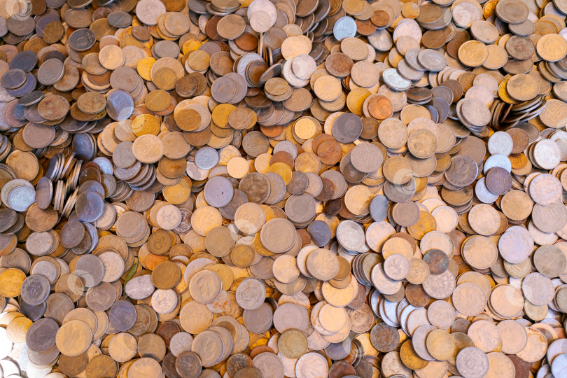 Скачать Стопка монет самых разных цветов фотосток Ozero