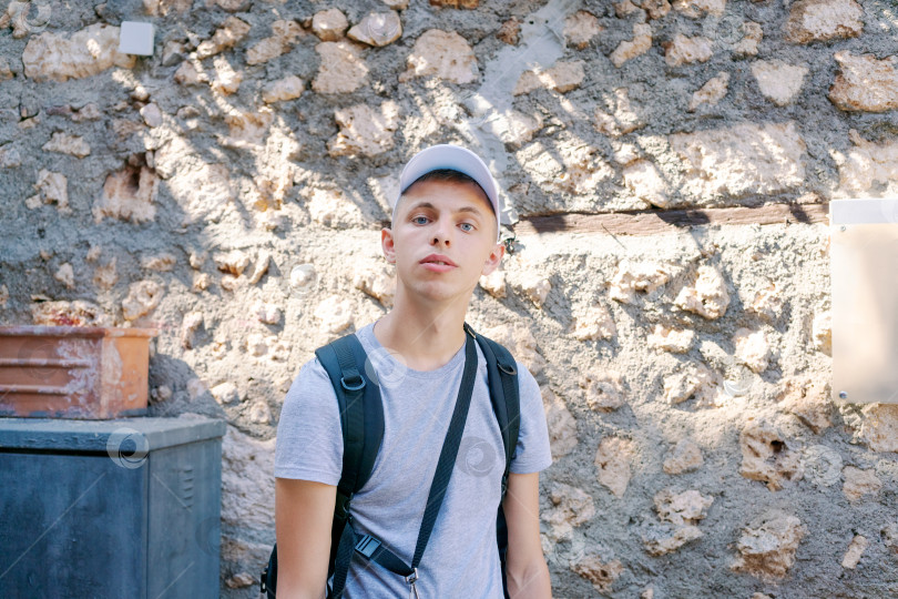 Скачать Молодой человек в белой шляпе фотосток Ozero