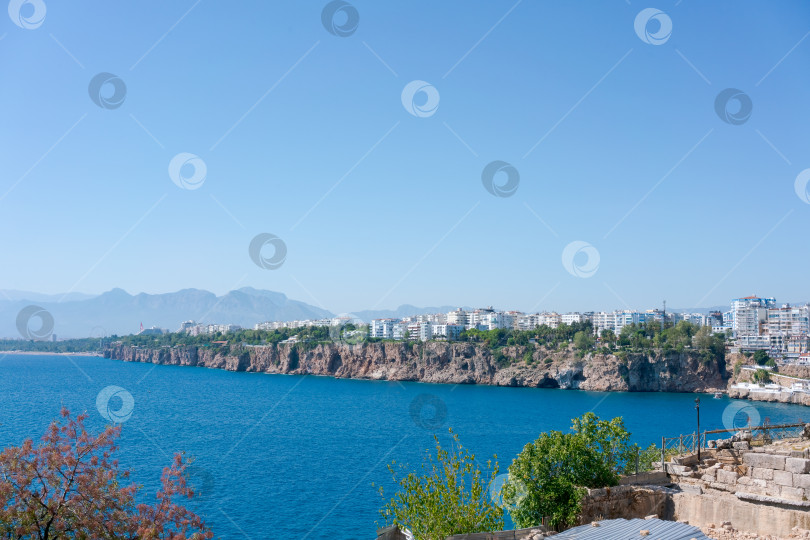 Скачать Прекрасный голубой океан со скалистой береговой линией фотосток Ozero