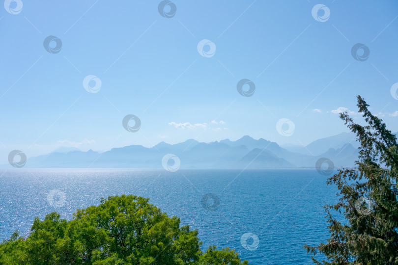 Скачать Прекрасный голубой океан с горным хребтом на заднем плане фотосток Ozero