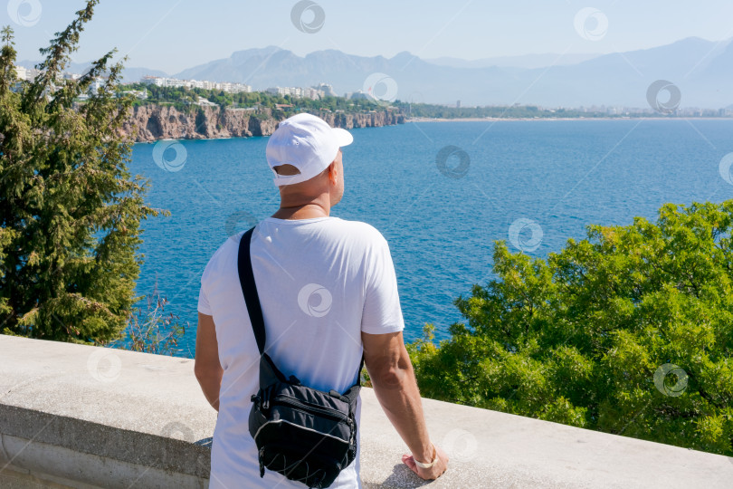 Скачать Мужчина в белой рубашке фотосток Ozero