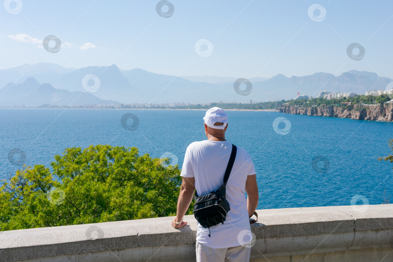 Скачать Мужчина в белой рубашке фотосток Ozero