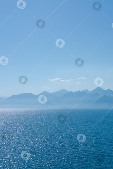 Скачать Чистый голубой океан с горами на заднем плане фотосток Ozero