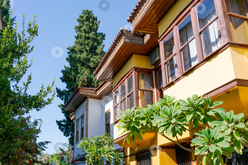 Скачать Желтый дом с зеленым деревом перед ним фотосток Ozero