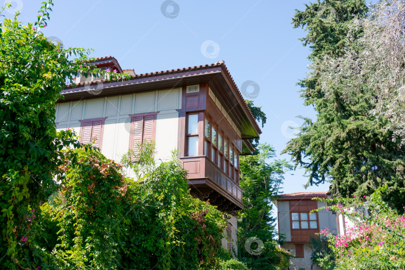 Скачать Дом с балконом и деревом перед ним фотосток Ozero