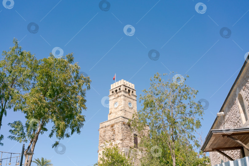 Скачать Высокая башня с часами на ней фотосток Ozero