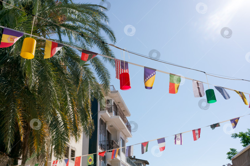 Скачать Связка флагов, свисающих с дерева фотосток Ozero