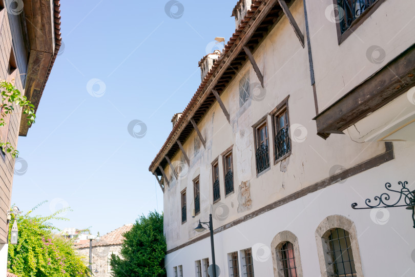 Скачать Здание с белым фасадом и коричневой отделкой фотосток Ozero