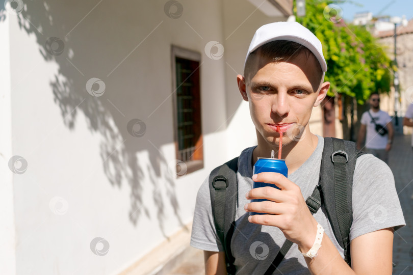 Скачать Мужчина пьет из банки через соломинку фотосток Ozero