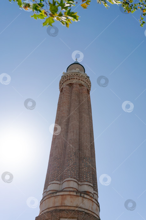 Скачать Высокая кирпичная башня с остроконечной вершиной фотосток Ozero