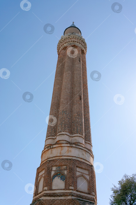 Скачать Высокая кирпичная башня с остроконечной вершиной фотосток Ozero