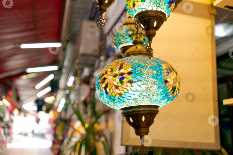 Скачать Сине-зеленая лампа, свисающая с вывески фотосток Ozero