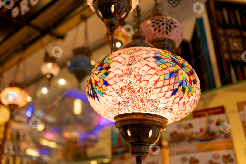 Скачать С потолка свисает светильник с ярким дизайном фотосток Ozero