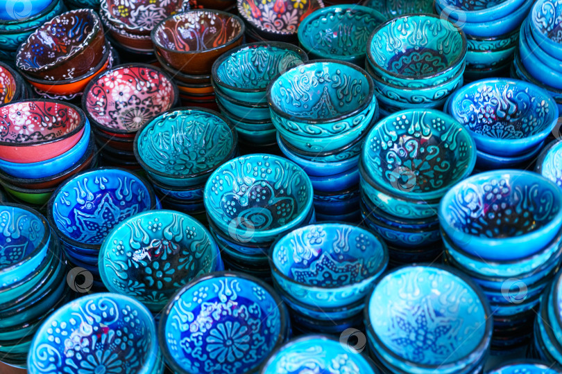 Скачать Ряд голубых вазочек с цветочным орнаментом фотосток Ozero