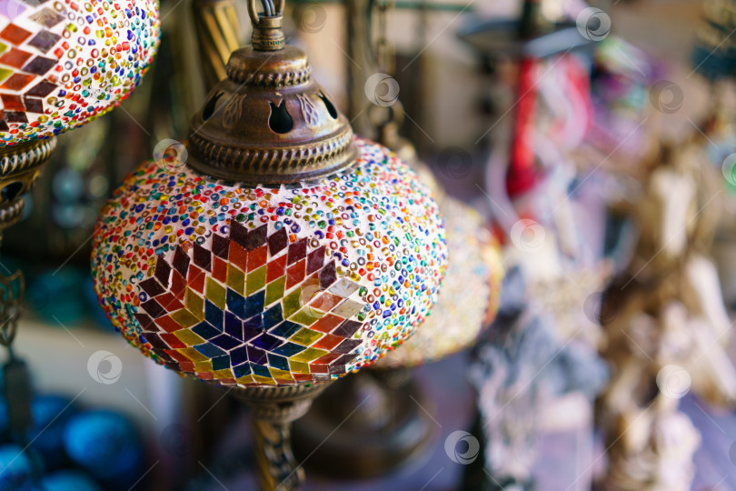 Скачать Яркая стеклянная лампа с золотым основанием фотосток Ozero