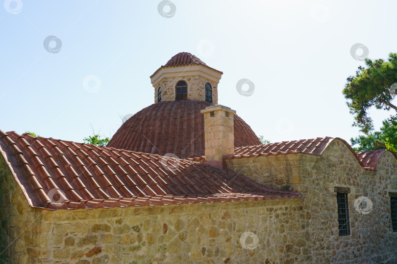 Скачать Здание с куполом наверху и дымоходом фотосток Ozero