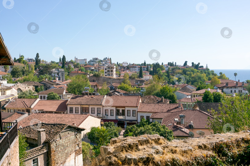 Скачать Вид на город с множеством домов и большим водоемом фотосток Ozero