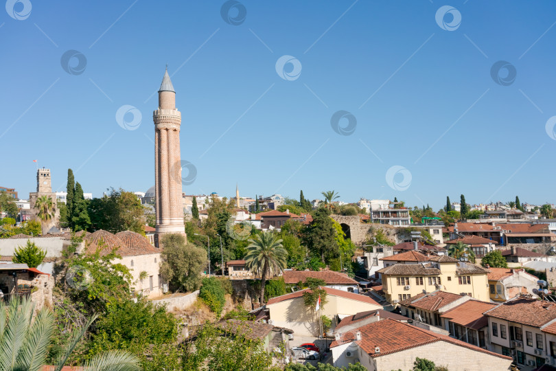 Скачать Город с высокой башней посередине фотосток Ozero