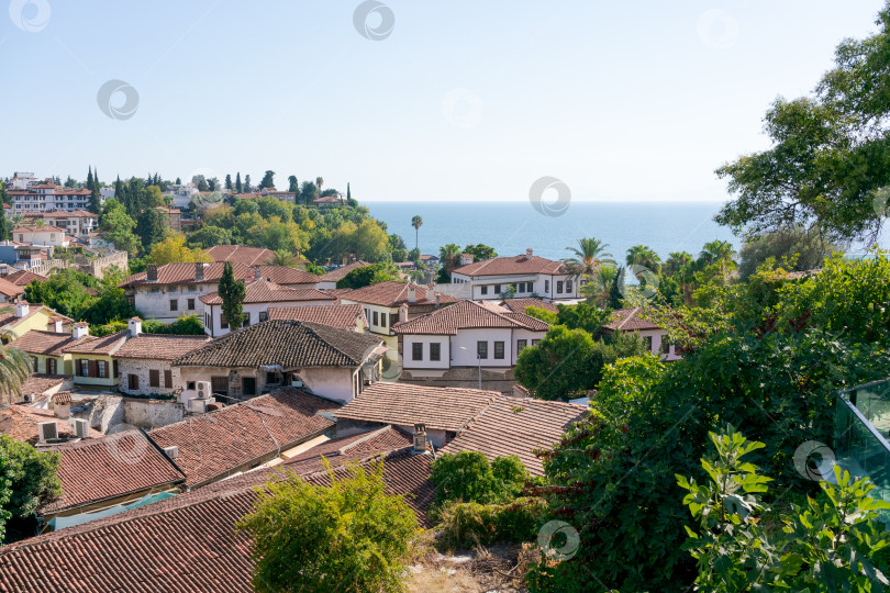 Скачать Вид на город с домами и пляжем фотосток Ozero