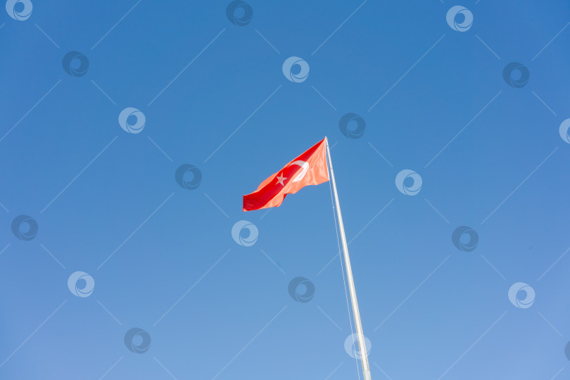 Скачать В небе развевается красный флаг со звездой фотосток Ozero