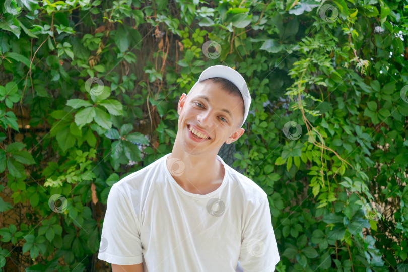 Скачать Мужчина улыбается и одет в белую рубашку фотосток Ozero