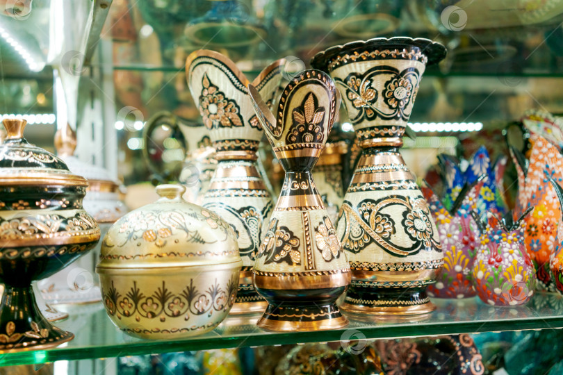 Скачать Выставка ваз и чаш с золотым и белым орнаментом фотосток Ozero