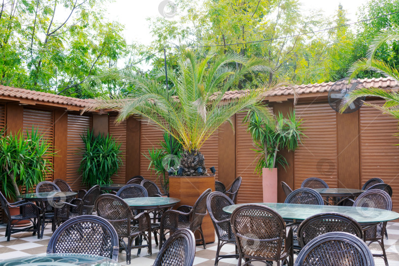 Скачать Внутренний дворик с большим количеством стульев и столов фотосток Ozero