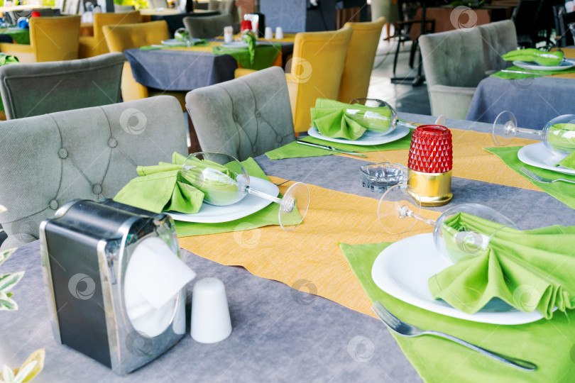 Скачать Стол, накрытый зеленой салфеткой фотосток Ozero