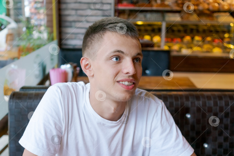 Скачать Молодой человек с бритой головой фотосток Ozero