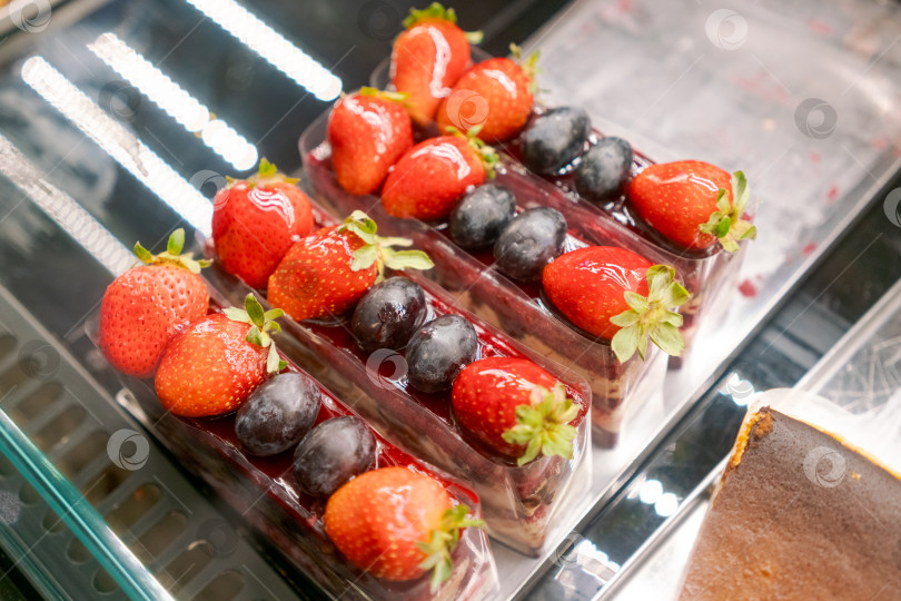 Скачать Поднос с клубничными и чернично-ягодными пирожными фотосток Ozero