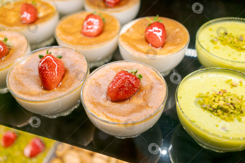 Скачать Ряд десертов с клубникой сверху фотосток Ozero