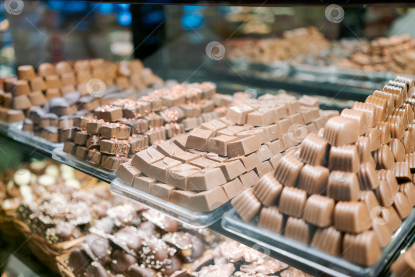 Скачать Витрина с шоколадным ассорти фотосток Ozero
