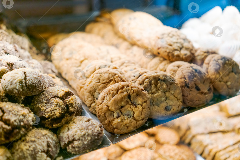 Скачать Витрина с печеньем с различными вкусами, включая шоколадную крошку фотосток Ozero