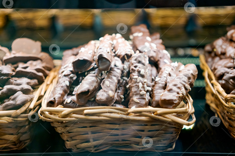 Скачать Корзинка с лакомствами в шоколадной глазури фотосток Ozero