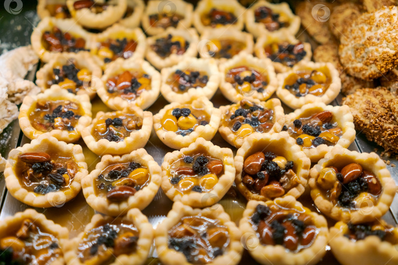 Скачать Поднос с выпечкой с орехами и ягодами фотосток Ozero