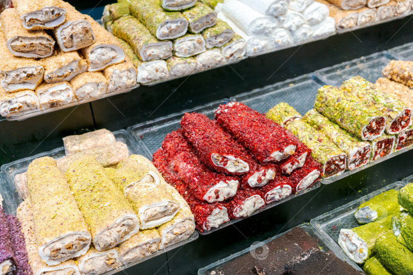 Скачать На витрине представлены различные виды выпечки, в том числе и зеленые фотосток Ozero