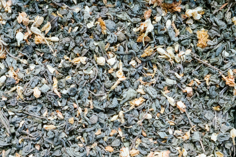 Скачать Кучка черных и коричневых чайных листьев фотосток Ozero