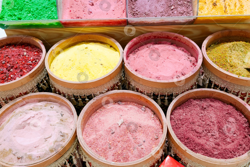 Скачать Ряд разноцветных мисок, наполненных разноцветными порошками фотосток Ozero