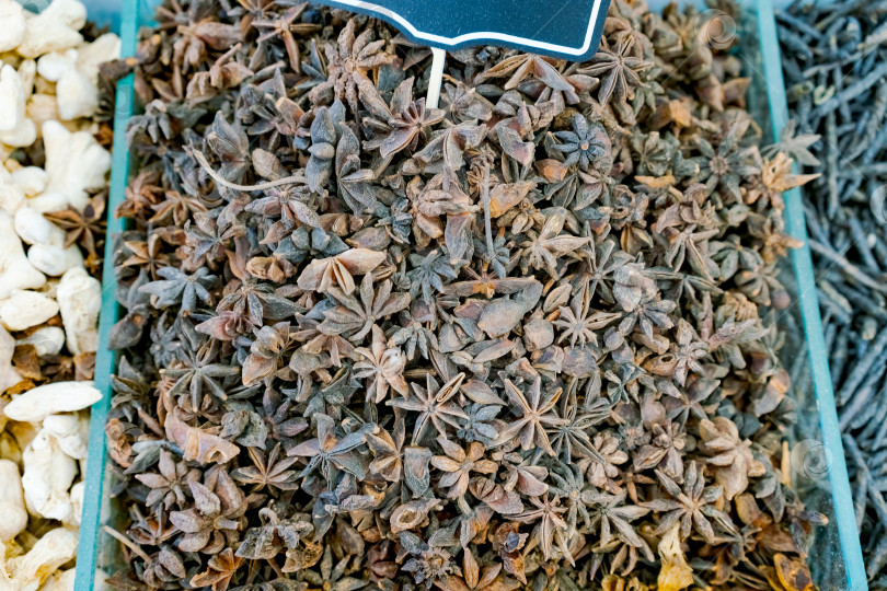 Скачать Горка специй с этикеткой сверху фотосток Ozero