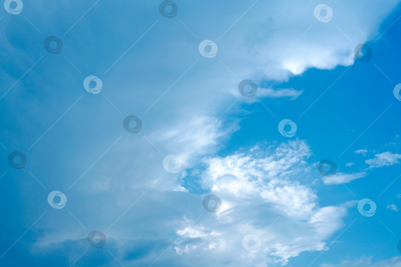 Скачать Голубое небо с облаками фотосток Ozero